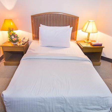 Hotel Swiss Park Дакка Экстерьер фото