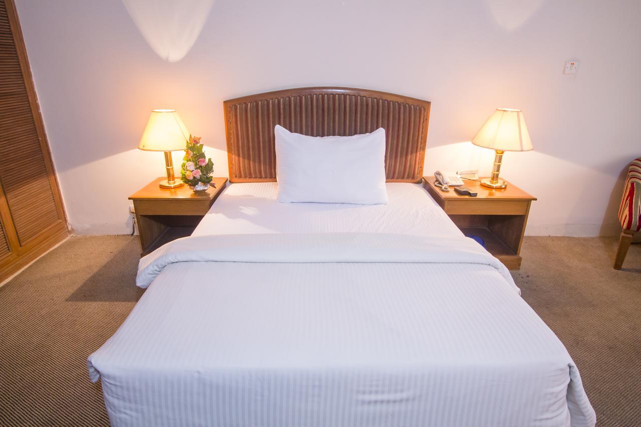 Hotel Swiss Park Дакка Экстерьер фото